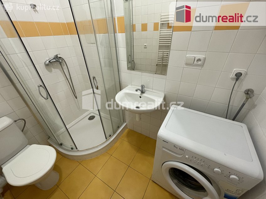 Pronájem bytu 1+kk 30 m^2 Moulíkova, Praha 5 