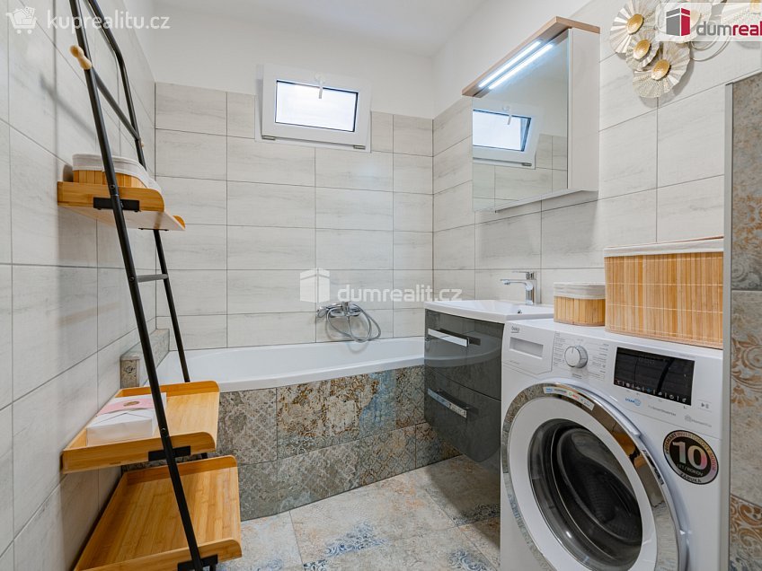 Pronájem bytu 3+1 78 m^2 Sídliště Plešivec, Český Krumlov 