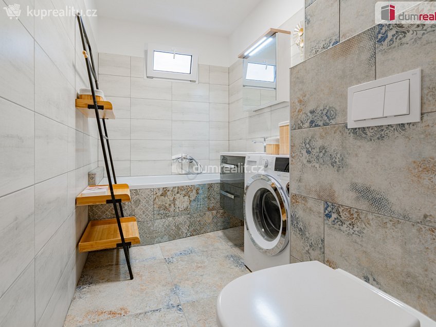 Pronájem bytu 3+1 78 m^2 Sídliště Plešivec, Český Krumlov 