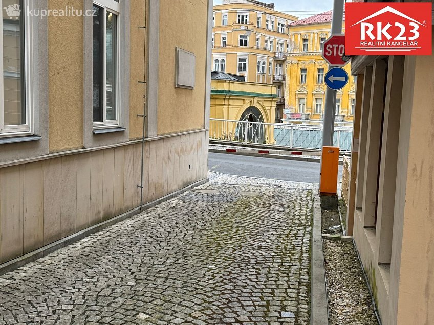 Pronájem  garážového stání 17 m^2 Masarykova 702, Mariánské Lázně 