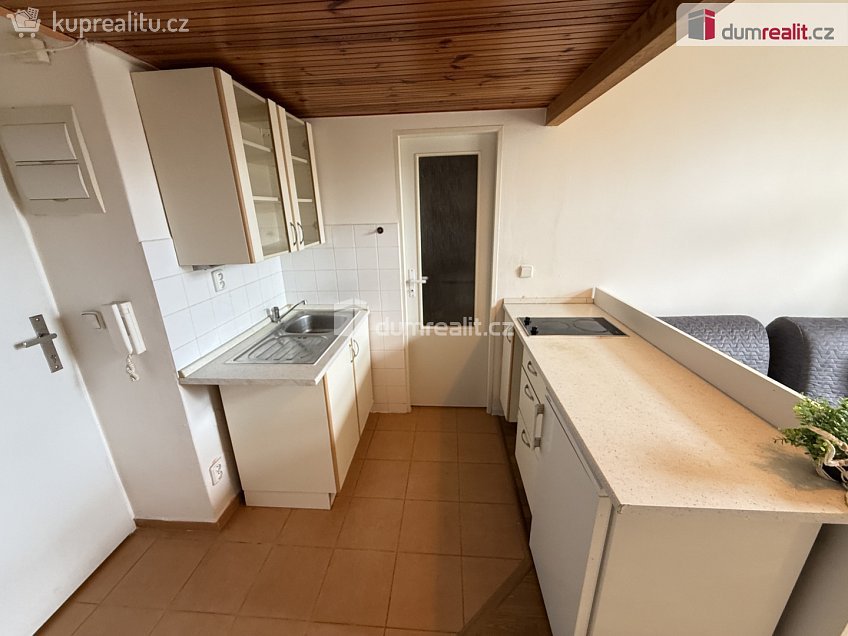 Pronájem bytu 1+kk 25 m^2 Kmochova, Praha 5 