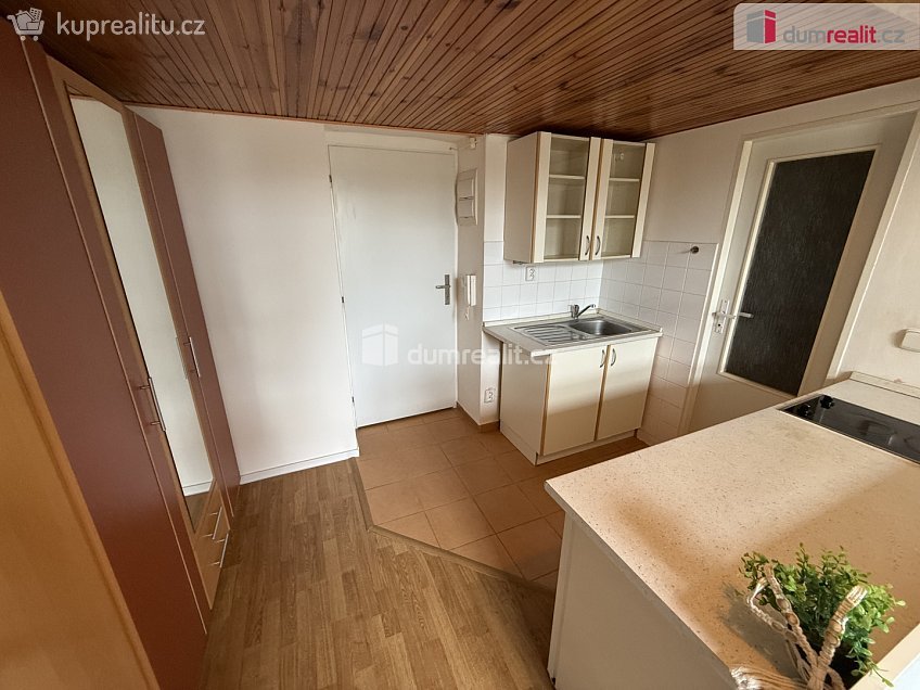 Pronájem bytu 1+kk 25 m^2 Kmochova, Praha 5 