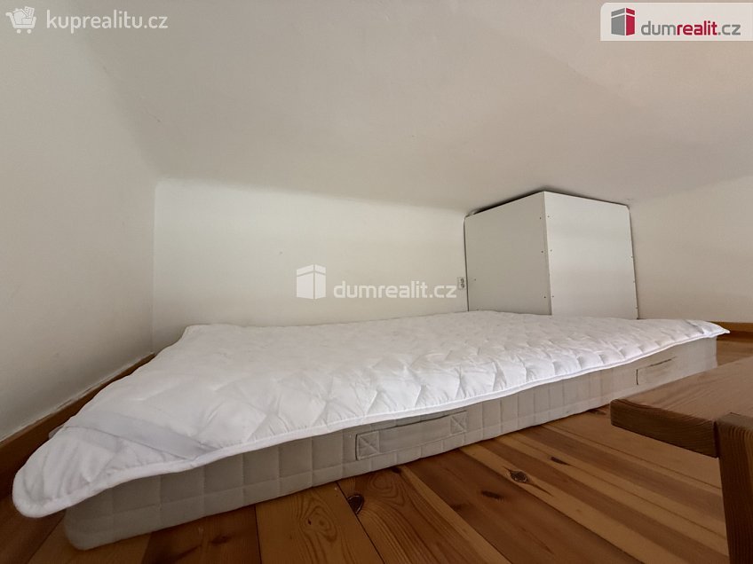 Pronájem bytu 1+kk 25 m^2 Kmochova, Praha 5 