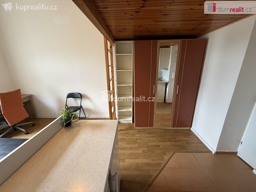 Pronájem bytu 1+kk 25 m^2 Kmochova, Praha 5 