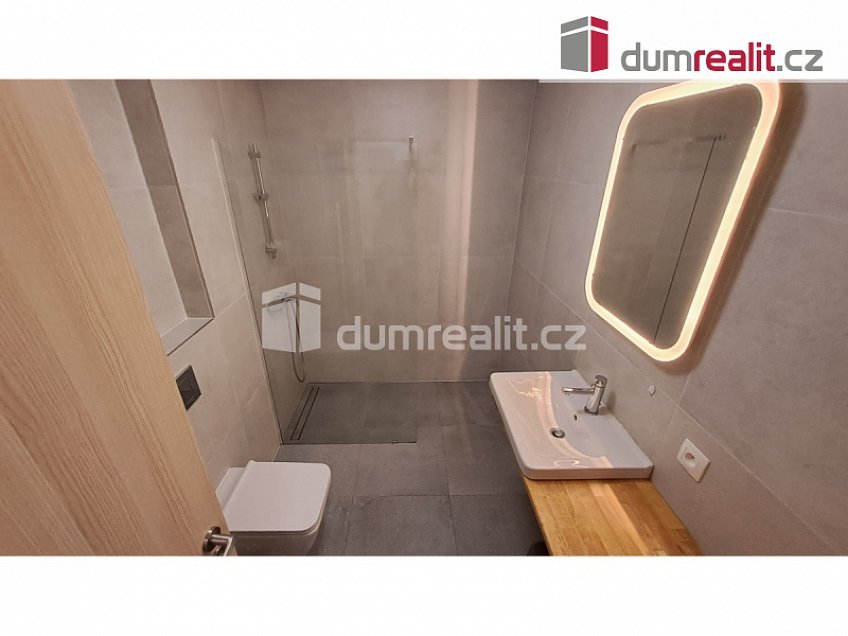 Pronájem bytu 1+kk 31 m^2 Adamova, Praha 6 