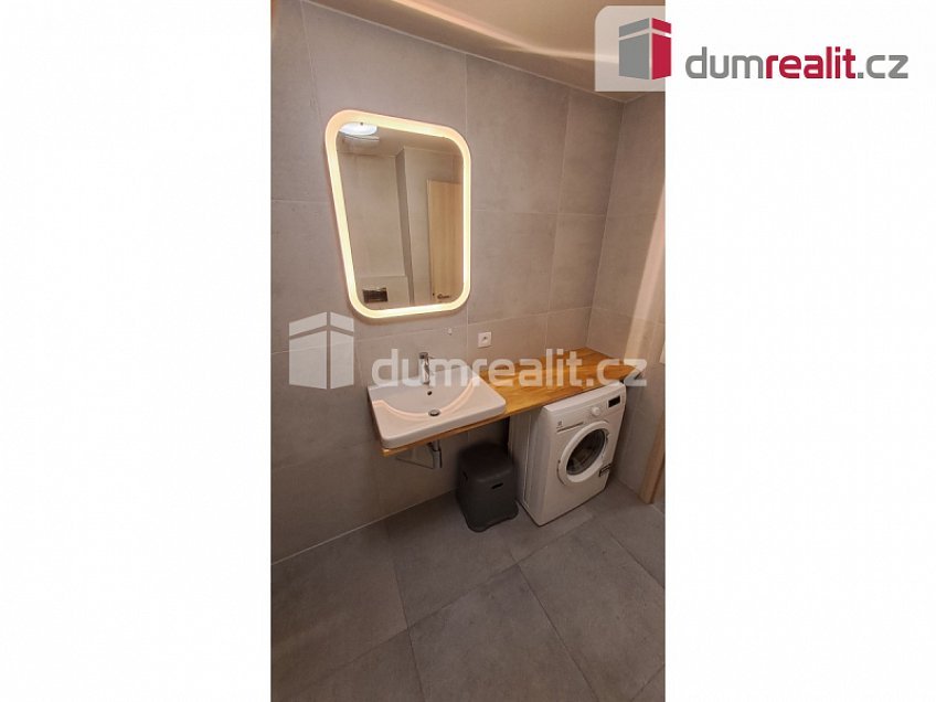 Pronájem bytu 1+kk 31 m^2 Adamova, Praha 6 