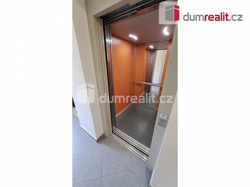 Pronájem bytu 1+kk 31 m^2 Adamova, Praha 6 