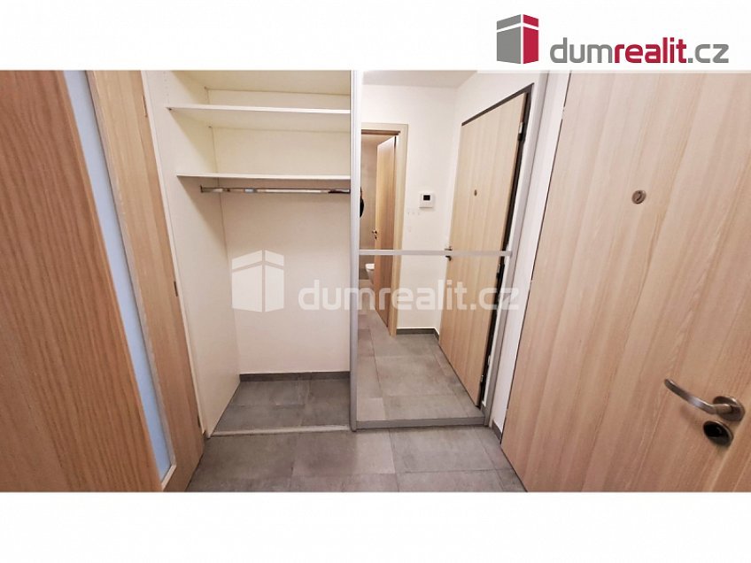 Pronájem bytu 1+kk 31 m^2 Adamova, Praha 6 