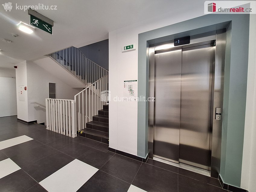 Pronájem bytu 1+kk 33 m^2 Strnadových, Praha 9 