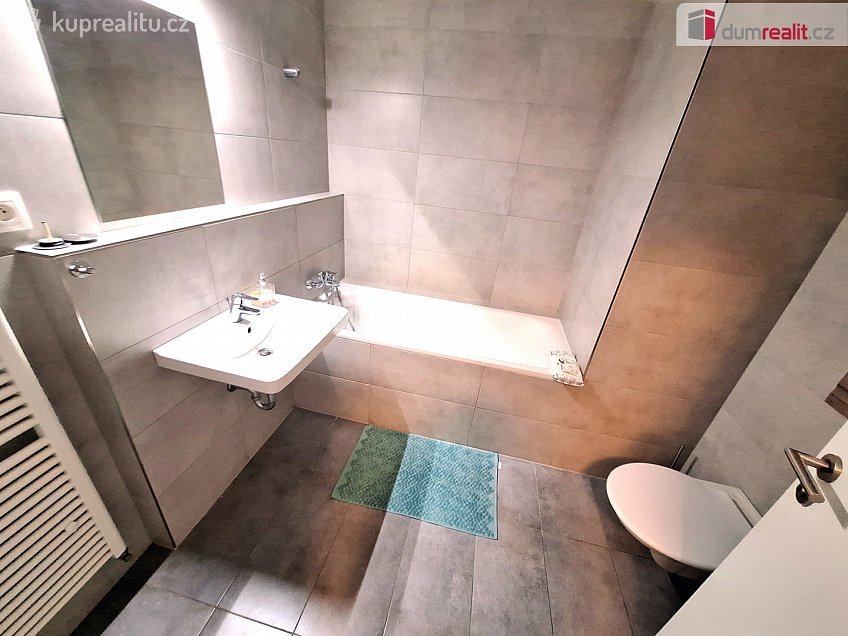 Pronájem bytu 1+kk 33 m^2 Strnadových, Praha 9 