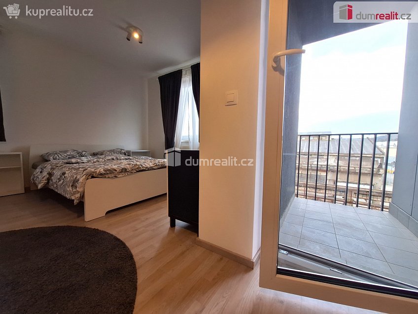 Pronájem bytu 1+kk 33 m^2 Strnadových, Praha 9 