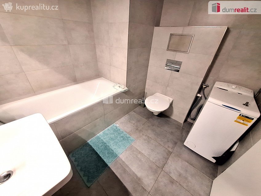 Pronájem bytu 1+kk 33 m^2 Strnadových, Praha 9 