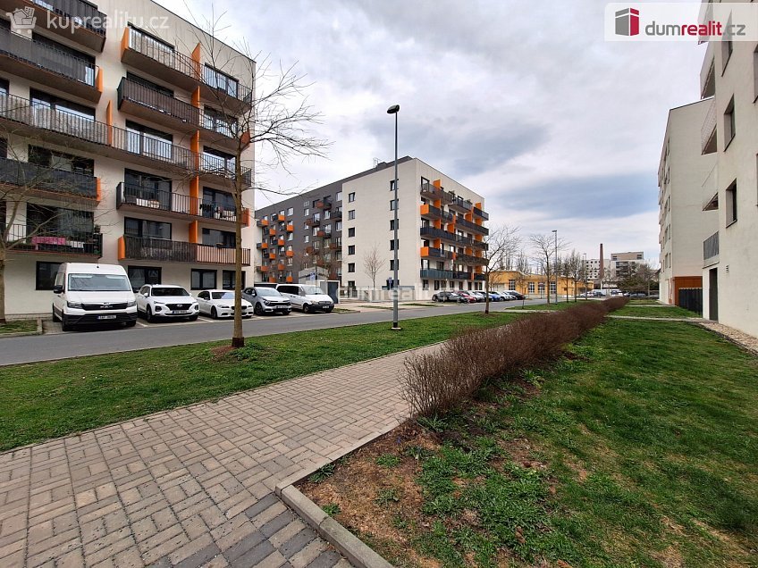 Pronájem bytu 1+kk 33 m^2 Strnadových, Praha 9 