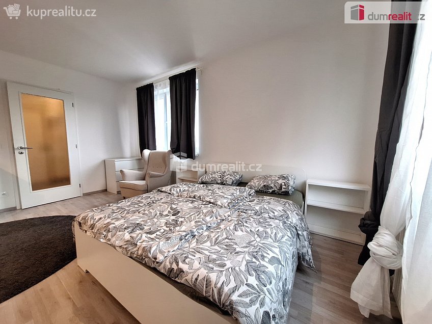 Pronájem bytu 1+kk 33 m^2 Strnadových, Praha 9 