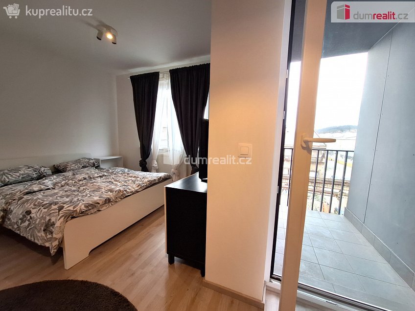 Pronájem bytu 1+kk 33 m^2 Strnadových, Praha 9 