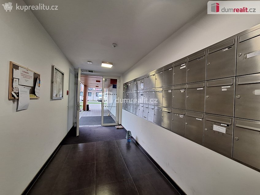 Pronájem bytu 1+kk 33 m^2 Strnadových, Praha 9 