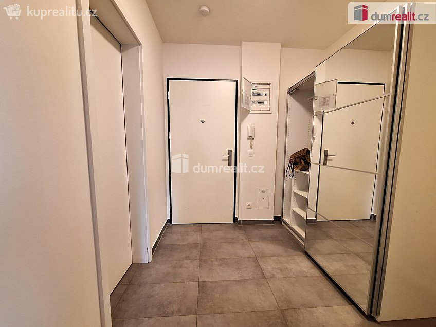 Pronájem bytu 1+kk 33 m^2 Strnadových, Praha 9 