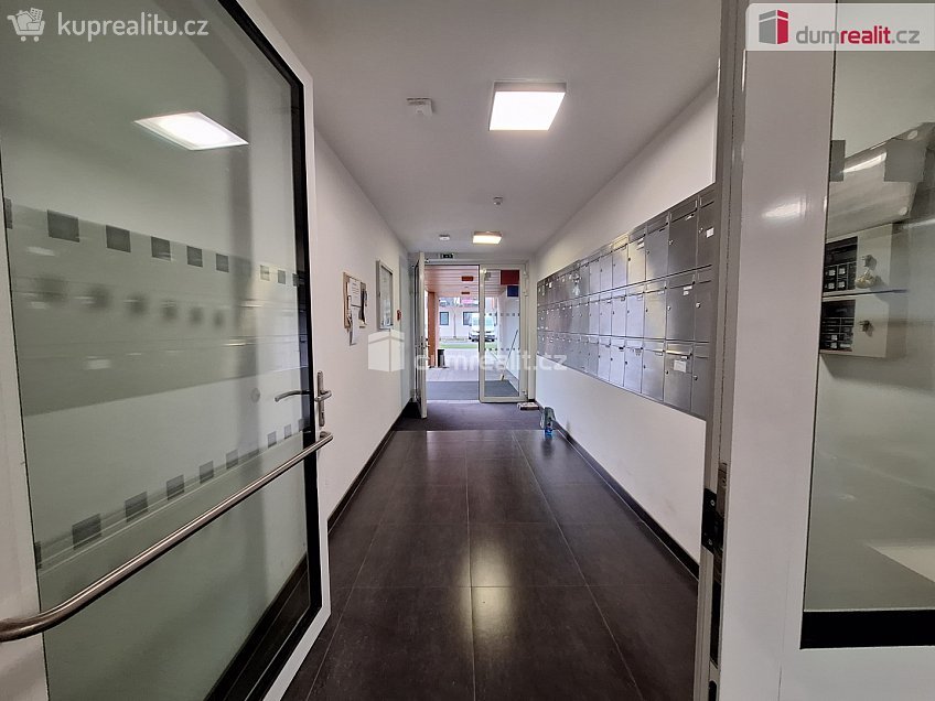 Pronájem bytu 1+kk 33 m^2 Strnadových, Praha 9 