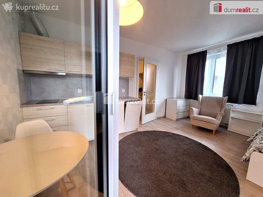 Pronájem bytu 1+kk 33 m^2 Strnadových, Praha 9 