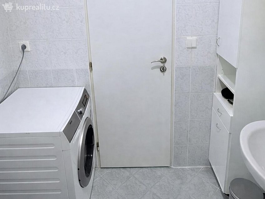 Pronájem bytu 1+kk 50 m^2 Pod Bohdalcem I, Praha 10 