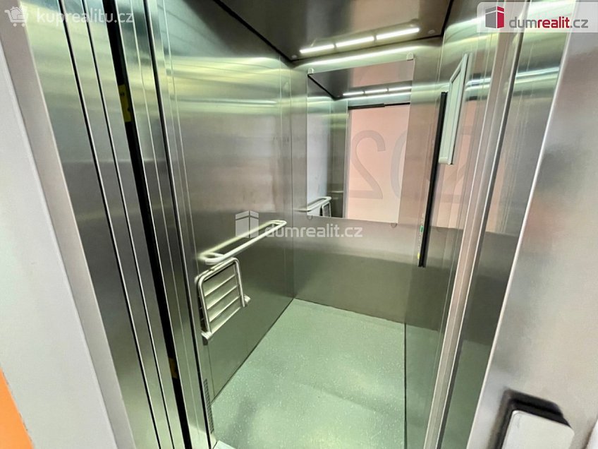 Pronájem bytu 2+kk 57 m^2 Svitákova, Praha 13 