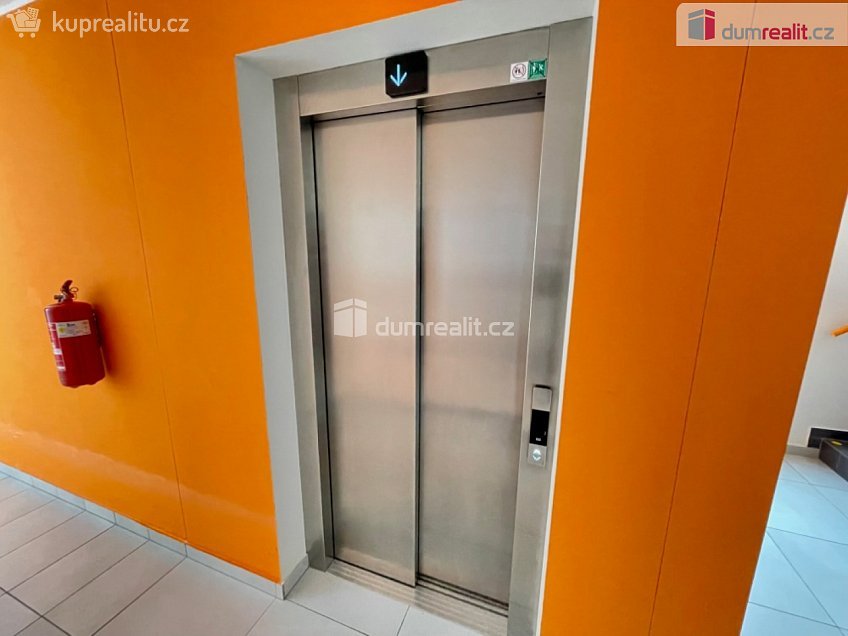 Pronájem bytu 2+kk 57 m^2 Svitákova, Praha 13 