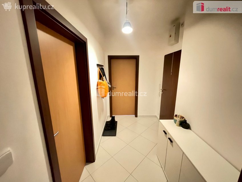 Pronájem bytu 2+kk 57 m^2 Svitákova, Praha 13 