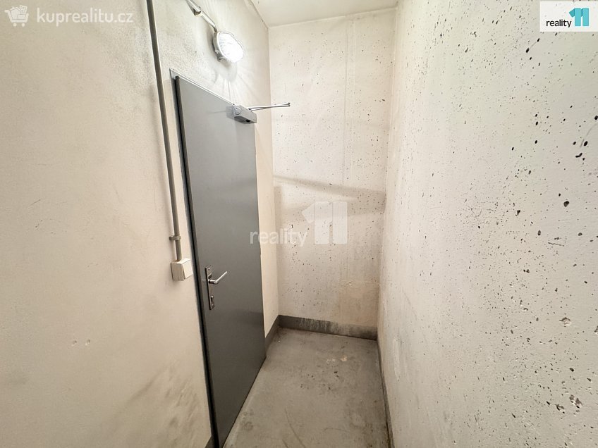 Pronájem bytu 2+kk 60 m^2 Pavla Beneše, Praha 18 