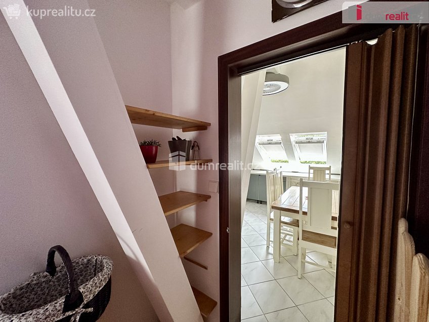 Pronájem bytu 2+1 55 m^2 Kollárova, Ostrov 