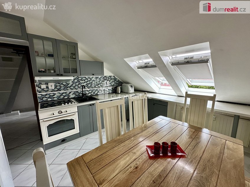 Pronájem bytu 2+1 55 m^2 Kollárova, Ostrov 