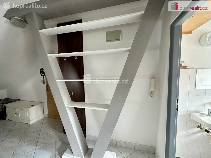 Pronájem bytu 2+1 55 m^2 Kollárova, Ostrov 