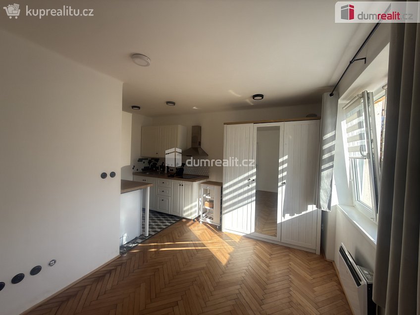 Pronájem bytu 2+kk 38 m^2 5. května, Povrly 