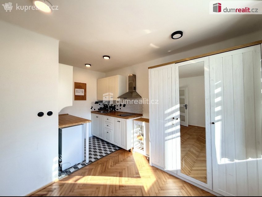 Pronájem bytu 2+kk 38 m^2 5. května, Povrly 