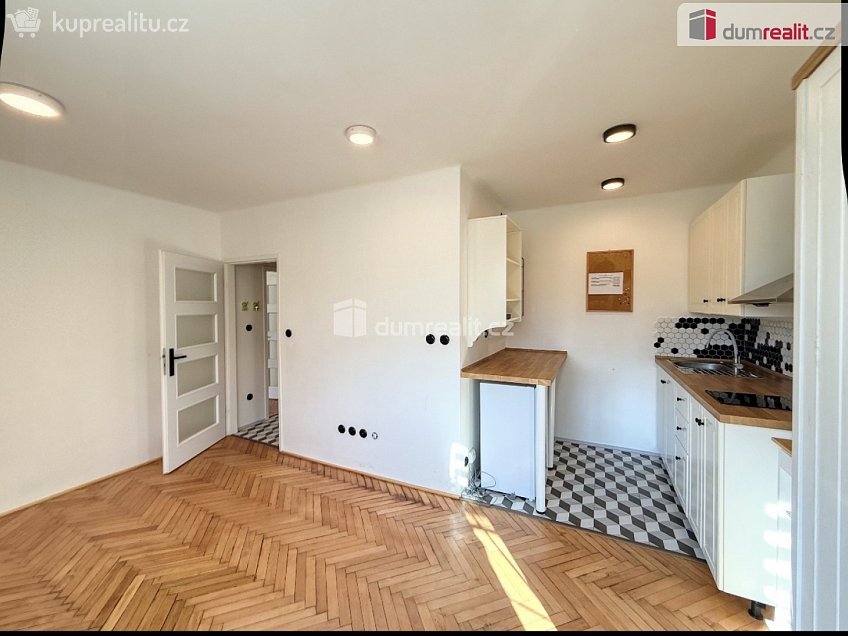 Pronájem bytu 2+kk 38 m^2 5. května, Povrly 