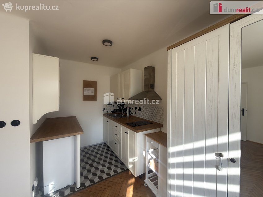 Pronájem bytu 2+kk 38 m^2 5. května, Povrly 