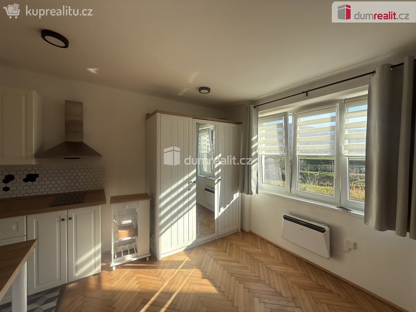 Pronájem bytu 2+kk 38 m^2 5. května, Povrly 