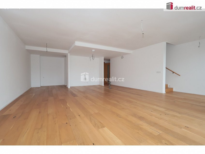 Prodej  rodinného domu 286 m^2 V Hrobech, Praha-Libuš 