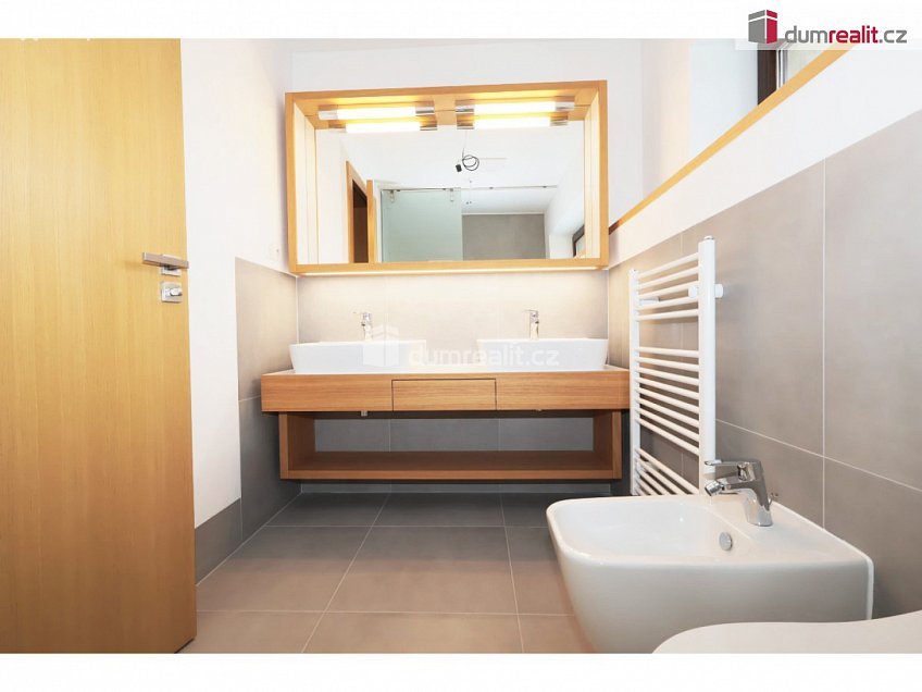 Prodej  rodinného domu 286 m^2 V Hrobech, Praha-Libuš 