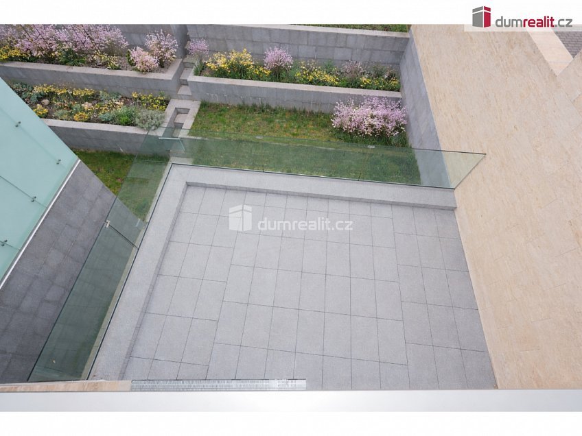 Prodej  rodinného domu 286 m^2 V Hrobech, Praha-Libuš 