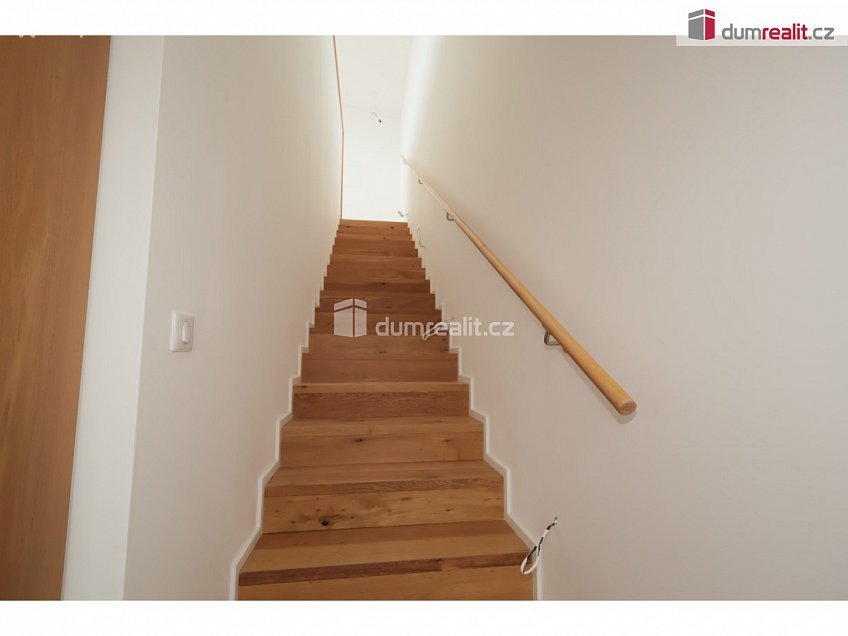 Prodej  rodinného domu 286 m^2 V Hrobech, Praha-Libuš 