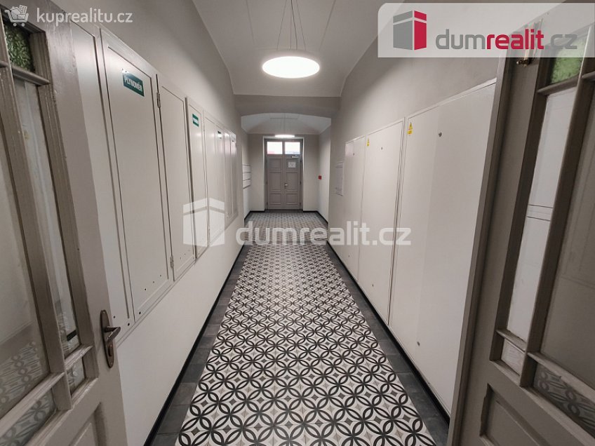 Pronájem  obchodních prostor 37 m^2 Plzeňská, Praha 5 