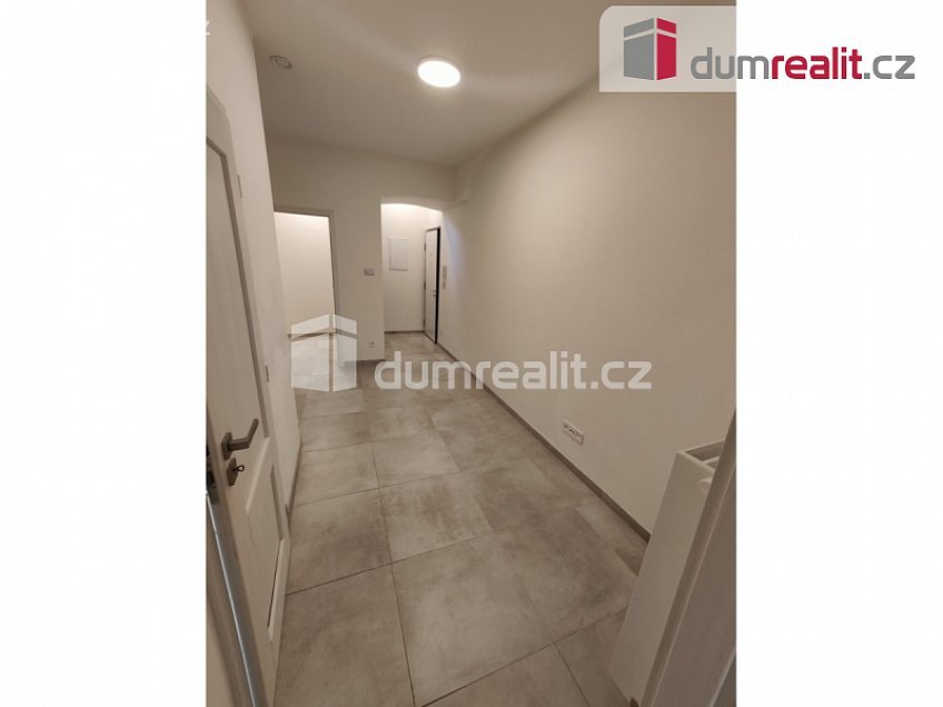 Pronájem  obchodních prostor 37 m^2 Plzeňská, Praha 5 