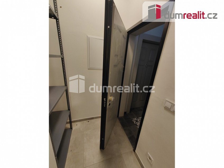 Pronájem  obchodních prostor 37 m^2 Plzeňská, Praha 5 