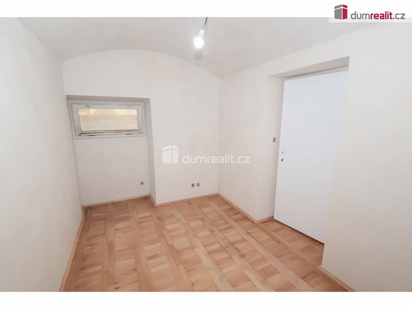 Pronájem  kanceláře 80 m^2 Školská, Praha 1 