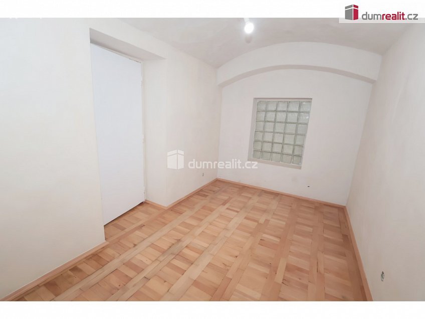 Pronájem  kanceláře 80 m^2 Školská, Praha 1 