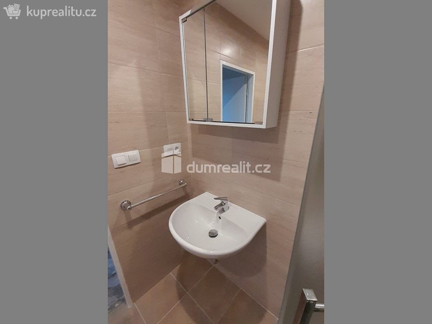 Pronájem bytu 2+kk 43 m^2 Mirovická, Praha 8 