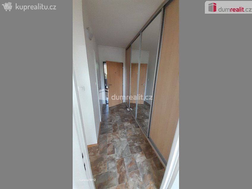 Pronájem bytu 2+kk 43 m^2 Mirovická, Praha 8 