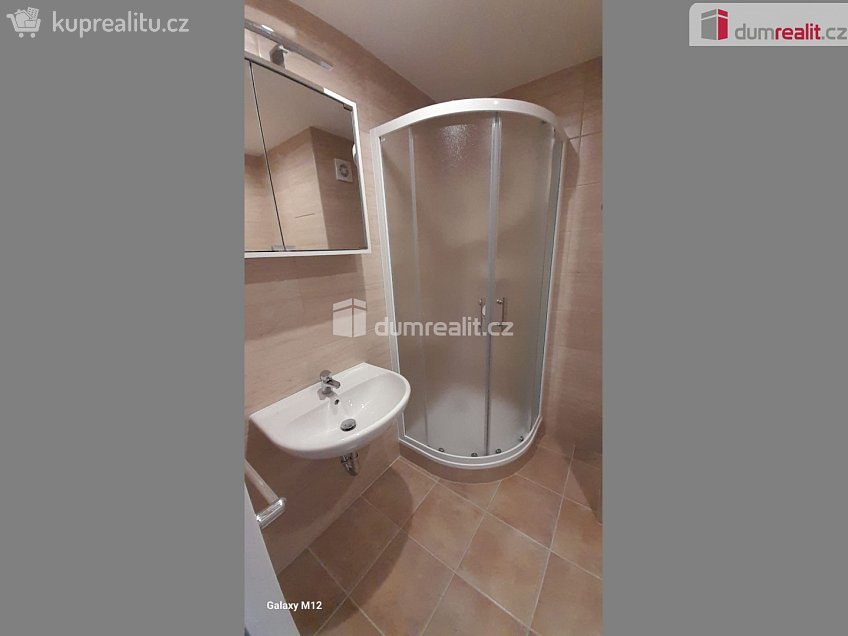 Pronájem bytu 2+kk 43 m^2 Mirovická, Praha 8 