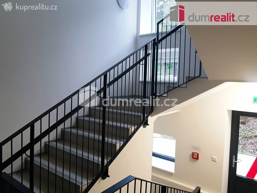 Pronájem bytu 2+kk 50 m^2 Zátopkova, Milovice 