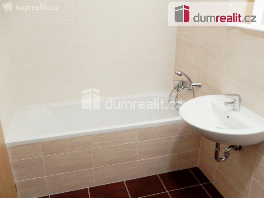 Pronájem bytu 1+kk 37 m^2 Bermanova, Praha-Čakovice 